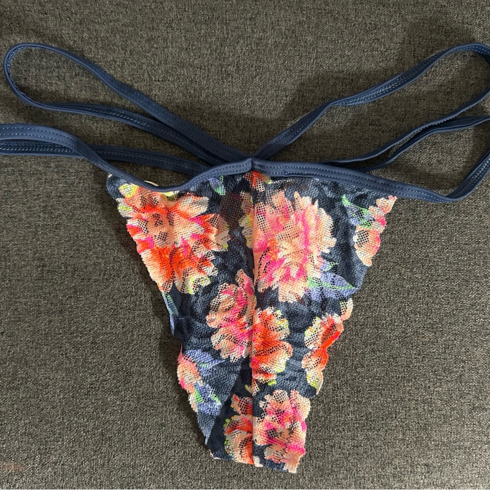 VS Pink Floral Lace Thong with Strappy Sides (M)